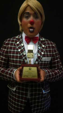 con el micrófono de oro